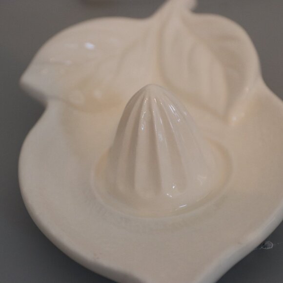 Cream Colored Lemon shaped Citrus Manual Juicer Made in Portugal - Picture 4 of 10